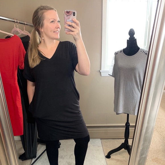 V-Neck Black Dress T-Shirt Dress With Pockets - Picture 3 of 8